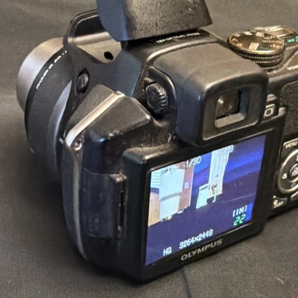 Olympus SP-560UZ 8MP Bridge Camera 18x Optical Zoom Viewfinder Flash Black